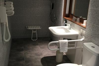 Façade de la cathédrale gothique d'Amiens avec ses portails sculptés, ses rosaces et ses tours imposantes.