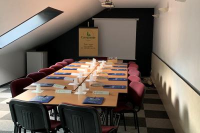 Façade de la cathédrale gothique d'Amiens avec ses portails sculptés, ses rosaces et ses tours imposantes.