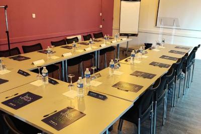 Buffet de viennoiseries et pains variés disposés sur un comptoir noir avec jus de fruits en arrière-plan.