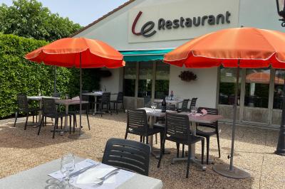 Salle de bain moderne avec lavabo, miroir, toilettes et douche vitrée sur un sol en carrelage gris.