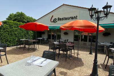 Salle de bain moderne avec lavabo, miroir, toilettes et douche vitrée sur un sol en carrelage gris.