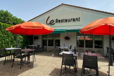 Salle de bain moderne avec lavabo, miroir, toilettes et douche vitrée sur un sol en carrelage gris.