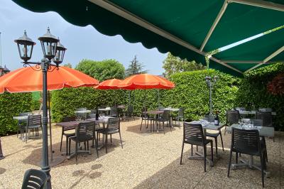 Salle de bain moderne avec lavabo, miroir, toilettes et douche vitrée sur un sol en carrelage gris.