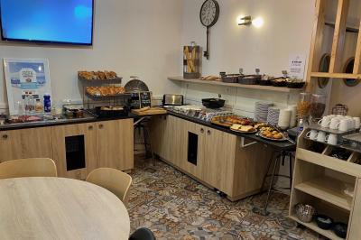 Salle de réunion avec tables disposées en U, bouteilles d'eau, stylos et blocs-notes sur chaque place.