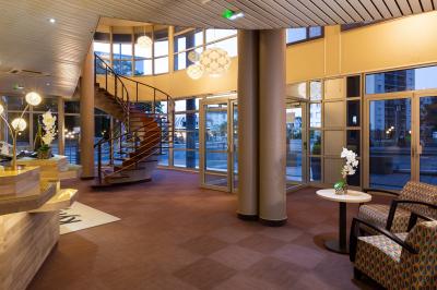 Salle de réunion avec tables disposées en U, bouteilles d'eau, stylos et blocs-notes sur chaque place.