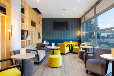 Salle de réunion avec tables disposées en U, bouteilles d'eau, stylos et blocs-notes sur chaque place.