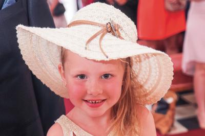 Un couple en tenue de mariage danse sur une place pavée devant un bâtiment historique.