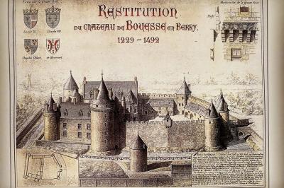 Bâtiment en pierre avec toit en tuiles rouges, entouré d'arbres et d'une pelouse, sous un ciel partiellement nuageux.