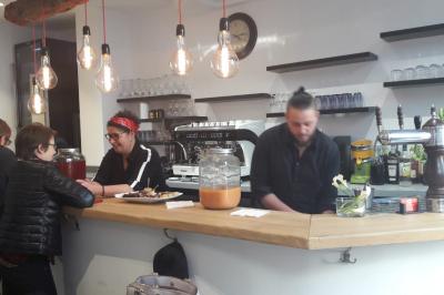 Assiette de salade composée avec magret de canard, carottes, fromage, framboise et feuilles de salade verte.