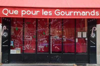 Assiette de salade composée avec magret de canard, carottes, fromage, framboise et feuilles de salade verte.