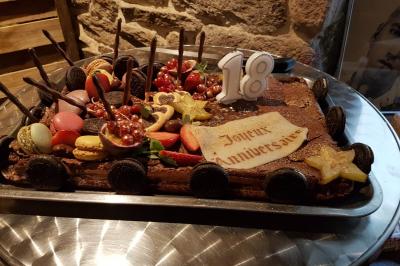 Assiette de salade composée avec magret de canard, carottes, fromage, framboise et feuilles de salade verte.