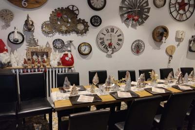 Assiette de salade composée avec magret de canard, carottes, fromage, framboise et feuilles de salade verte.