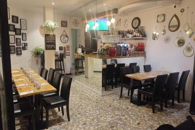 Assiette de salade composée avec magret de canard, carottes, fromage, framboise et feuilles de salade verte.