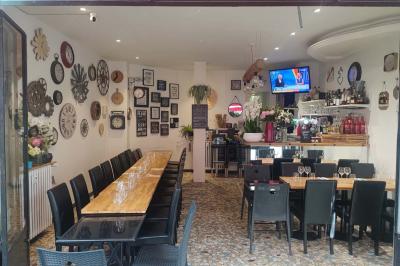 Assiette de salade composée avec magret de canard, carottes, fromage, framboise et feuilles de salade verte.