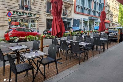 Assiette de salade composée avec magret de canard, carottes, fromage, framboise et feuilles de salade verte.