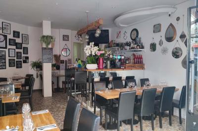 Assiette de salade composée avec magret de canard, carottes, fromage, framboise et feuilles de salade verte.