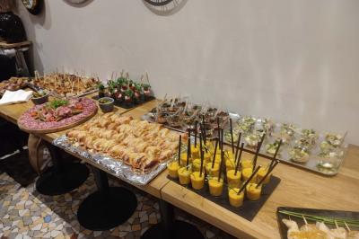 Assiette de salade composée avec magret de canard, carottes, fromage, framboise et feuilles de salade verte.