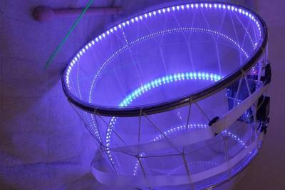 Un couple en tenue traditionnelle pose entouré de musiciens en costume jouant du tambour dans une salle décorée.