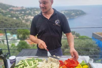 Assiette de légumes variés dressés avec soin, comprenant asperges, carottes, chou-fleur, roquette et sauce décorative.