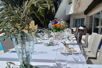 Assiette de légumes variés dressés avec soin, comprenant asperges, carottes, chou-fleur, roquette et sauce décorative.