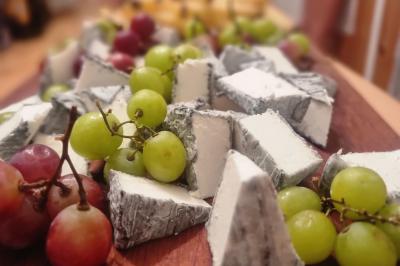 Assiette de légumes variés dressés avec soin, comprenant asperges, carottes, chou-fleur, roquette et sauce décorative.