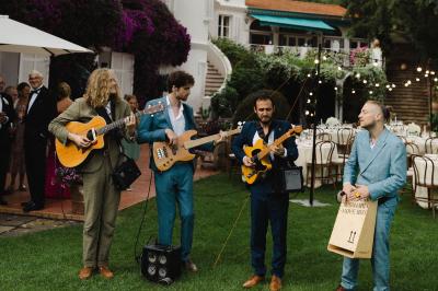 Assiette de légumes variés dressés avec soin, comprenant asperges, carottes, chou-fleur, roquette et sauce décorative.