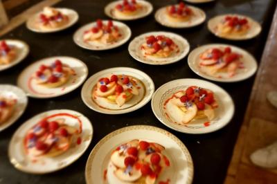 Assiette de légumes variés dressés avec soin, comprenant asperges, carottes, chou-fleur, roquette et sauce décorative.