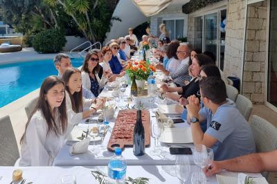 Assiette de légumes variés dressés avec soin, comprenant asperges, carottes, chou-fleur, roquette et sauce décorative.