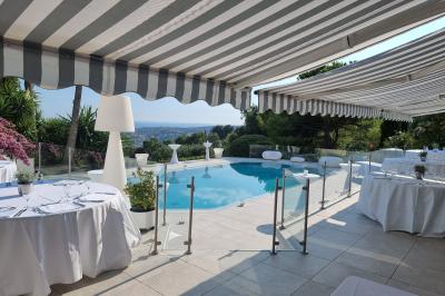 Assiette de légumes variés dressés avec soin, comprenant asperges, carottes, chou-fleur, roquette et sauce décorative.