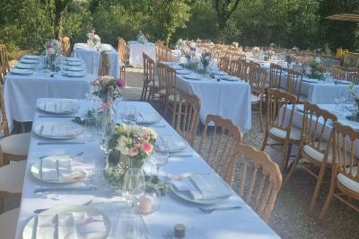 Assiette de légumes variés dressés avec soin, comprenant asperges, carottes, chou-fleur, roquette et sauce décorative.