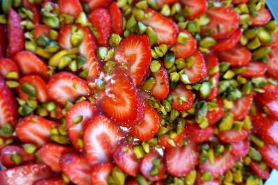 Assiette de légumes variés dressés avec soin, comprenant asperges, carottes, chou-fleur, roquette et sauce décorative.