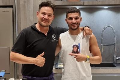 Assiette de légumes variés dressés avec soin, comprenant asperges, carottes, chou-fleur, roquette et sauce décorative.