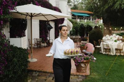 Assiette de légumes variés dressés avec soin, comprenant asperges, carottes, chou-fleur, roquette et sauce décorative.