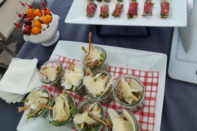 Assiette de légumes variés dressés avec soin, comprenant asperges, carottes, chou-fleur, roquette et sauce décorative.