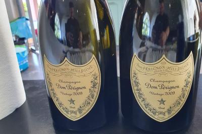 Assiette de légumes variés dressés avec soin, comprenant asperges, carottes, chou-fleur, roquette et sauce décorative.