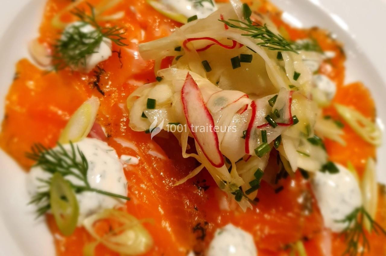 Tranches de saumon fumé garnies de fenouil, radis, herbes fraîches et sauce à la crème.