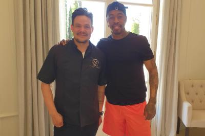 Assiette de légumes variés dressés avec soin, comprenant asperges, carottes, chou-fleur, roquette et sauce décorative.