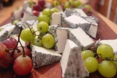 Assiette de légumes variés dressés avec soin, comprenant asperges, carottes, chou-fleur, roquette et sauce décorative.