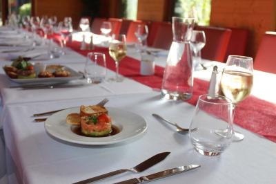 Des personnes se servent à un buffet en plein air, avec un chef en tenue blanche préparant des plats.