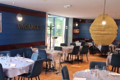 Des personnes se servent à un buffet en plein air, avec un chef en tenue blanche préparant des plats.