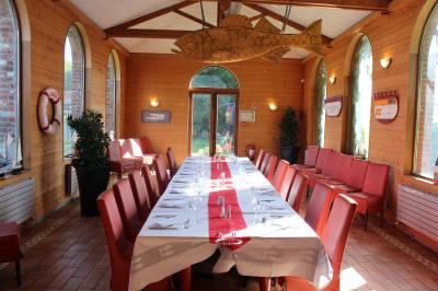 Des personnes se servent à un buffet en plein air, avec un chef en tenue blanche préparant des plats.