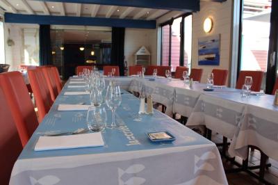 Dessert servi dans un verre avec mousse, crumble et zestes de citron, accompagné de deux verres de vin blanc sur une table…