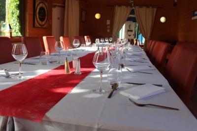 Dessert servi dans un verre avec mousse, crumble et zestes de citron, accompagné de deux verres de vin blanc sur une table…