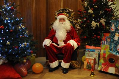Miniature Arbre de Noël Deux personnes assises dans un buggy bleu en extérieur, discutant et manipulant des objets, avec un homme debout à côté.