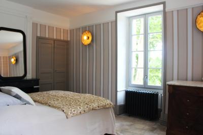 Olivier devant le toit de l'ancien pigeonnier 