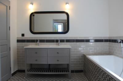 Olivier devant le toit de l'ancien pigeonnier 