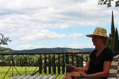 Olivier devant le toit de l'ancien pigeonnier 