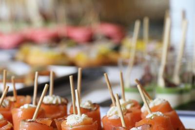 Olivier devant le toit de l'ancien pigeonnier 
