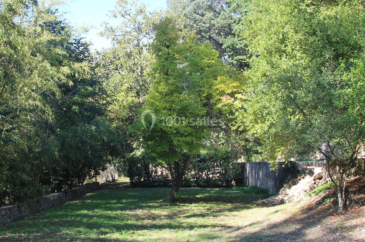 Jardin du Château avant rénovation. Objectif travaux : installation d'une piscine au fond du jardin, remise en état du jardin tout en gardant l’âme et le charme de la bâtisse.