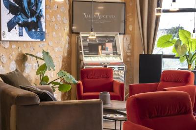 Statue en pierre représentant une femme tenant des épis de blé, placée au centre d'un bassin dans un jardin verdoyant.